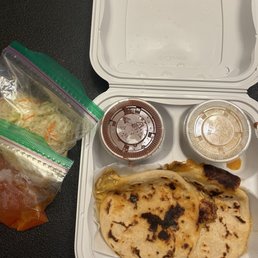 Plato de Pupusas / Pupusas Plate Plato de Pupusas / Pupusas Plate