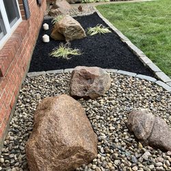 Tom's Mulch & Landscaping - Side view of landscaping