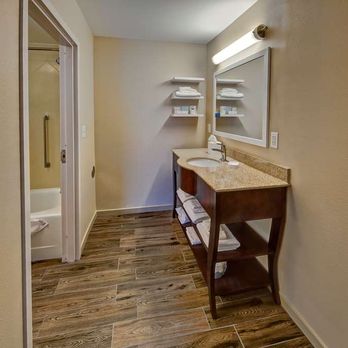 Hampton Inn Dunn - Guest room bath - Hotels Near Me - Dunn, North Carolina Hampton Inn Dunn - Guest room bath - Hotels Near Me - Dunn, North Carolina