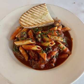 Bonta - vegan penne with spinach & portabella mushroom in a marinara sauce, and a slice of garlic bread - Cafes Near Me - Lincolnshire, Illinois