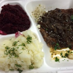 A'propos Bistro - Stek wieprzowy z cebulą, buraczkami na ciepło i ziemniakami (13,50zł)