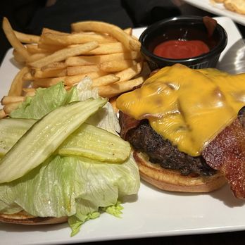 Houlihan's - Cheeseburger - New American Near Me - Jonesboro, Arkansas Houlihan's - Cheeseburger - New American Near Me - Jonesboro, Arkansas