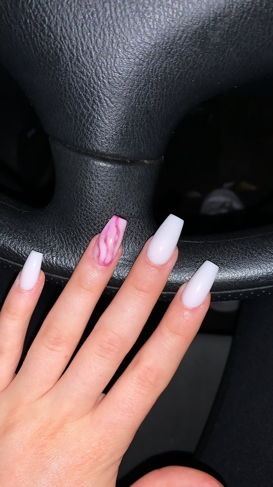 La Hair & Nails Logo