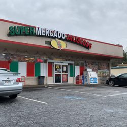 Super Mercado Jalisco - Outside view of the store from the parking lot.