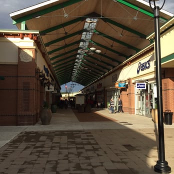 Tanger Outlets Savannah - It irritated me with how much dead space there was. Put in some benches so people can sit down! - Outlet Stores Near Me - Pooler, Georgia