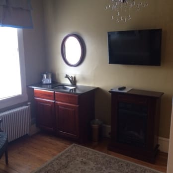Inns On Bellevue - Sitting room with deep sink and water that tasted like anbesol. - Bed & Breakfast Near Me - Newport, Rhode Island