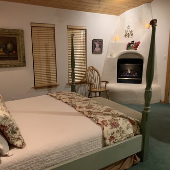 Elaine's Bed & Breakfast - King size bed with fire place - Bed & Breakfast Near Me - Cedar Crest, New Mexico