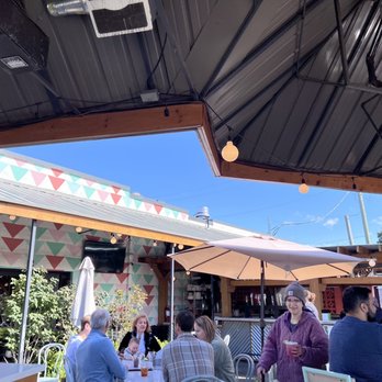 COMO's Restaurant - Outdoor seating - fun and cheerful Sunday - Pizza Near Me - Ferndale, Michigan COMO's Restaurant - Outdoor seating - fun and cheerful Sunday - Pizza Near Me - Ferndale, Michigan