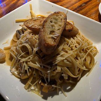Mezzo Bistro & Bar - Shrimp scampi with garlic cream and mushrooms - Italian Near Me - Honolulu, Hawaii Mezzo Bistro & Bar - Shrimp scampi with garlic cream and mushrooms - Italian Near Me - Honolulu, Hawaii