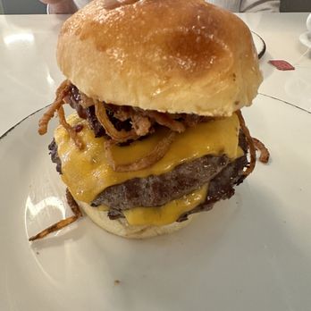 Common Table - The Volunteer Burger - American Near Me - Chattanooga, Tennessee
