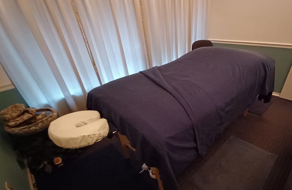 Julie's Gift of Massage Logo