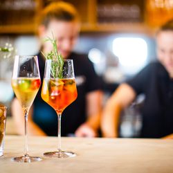 Brust oder Keule - Leckere Cocktails an unserer Bar genießen.