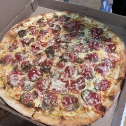 White garlic sauce pizza with sliced meatball. Heavenly !