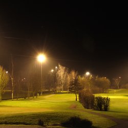 Borchland, the place to B. - De 9 holes par-3 golfbaan is 's avonds geheel verlicht!