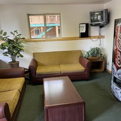 Jared's Wild Rose Resort - Outdated sitting area