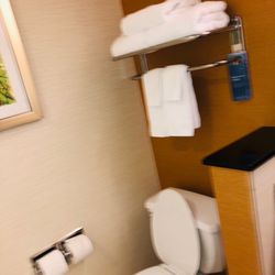 Fairfield by Marriott Inn & Suites Quantico Stafford - Clean restroom