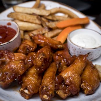 Draco Markham - Hot Maple Bourbon Wings. Crispy wings, vegetable sticks, garlic aioli, fries. - Canadian (New) Near Me - Markham, Ontario