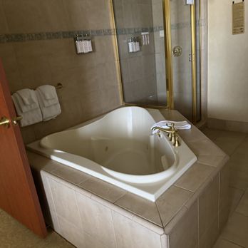 Circus Circus Reno - A Caesars Rewards Destination - The shower, and that tub... - Hotels Near Me - Reno, Nevada