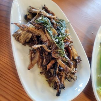 Half Shell - Sautéed mushrooms - Bars Near Me - Seattle, Washington