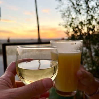 Fig Tree - Great spot to watch the sunset and people of Venice. Cheers! - Cafes Near Me - Los Angeles, California