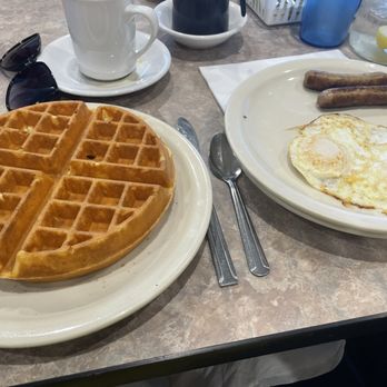 Mr. Waffle Deluxe - Waffle 2 eggs and sausage - Breakfast & Brunch Near Me - Crest Hill, Illinois