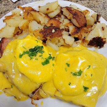 Carolyn's Cafe - Eggs Benedict with home style potatoes - Breakfast & Brunch Near Me - Redlands, California