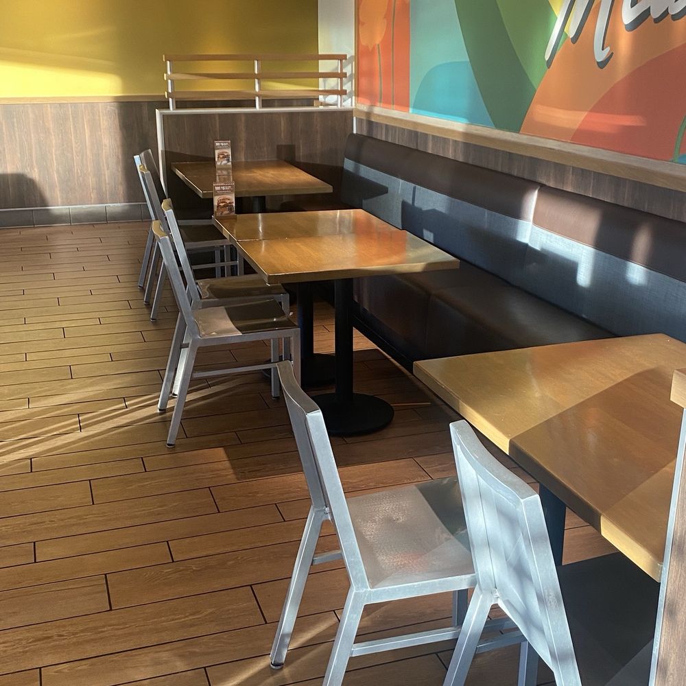 Habit Burger & Grill - Seating área - Burgers Near Me - Miami, Florida Habit Burger & Grill - Seating área - Burgers Near Me - Miami, Florida