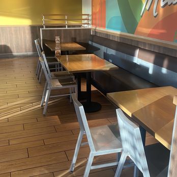 Habit Burger & Grill - Seating área - Burgers Near Me - Miami, Florida Habit Burger & Grill - Seating área - Burgers Near Me - Miami, Florida