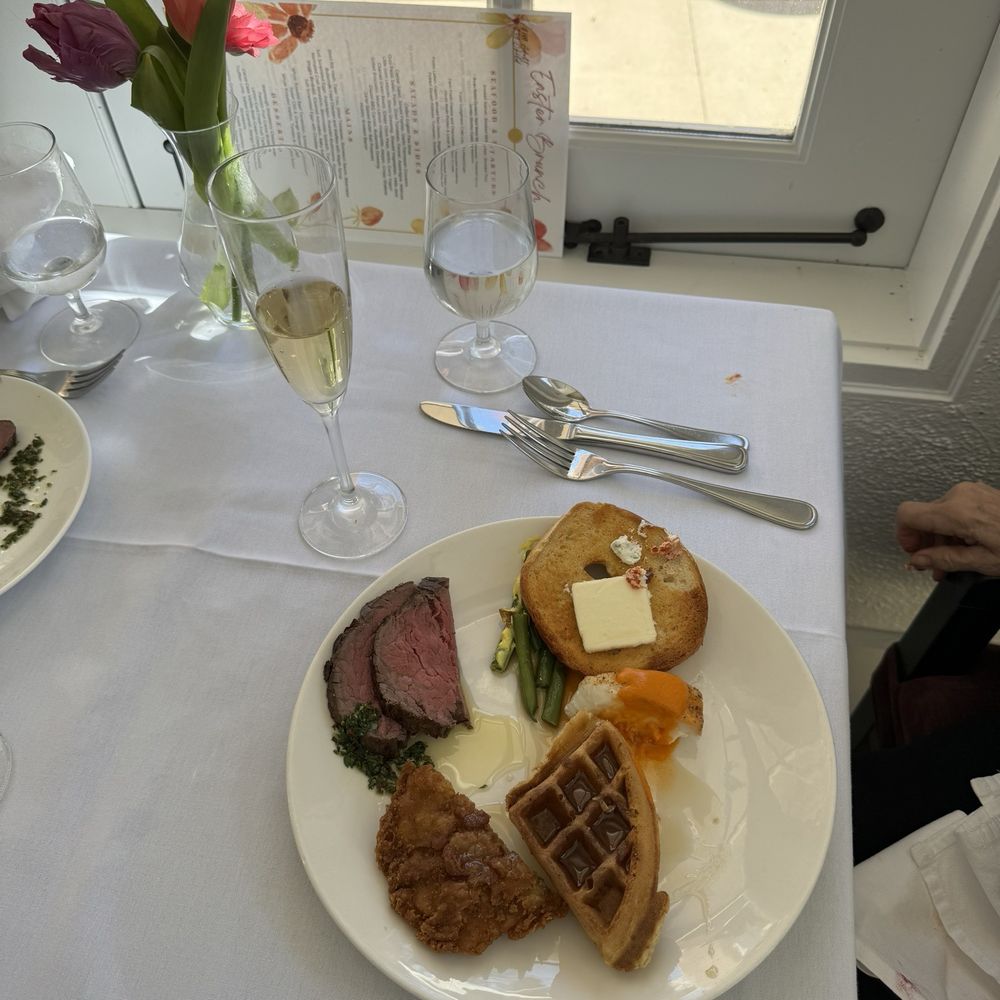 Santé Restaurant - Beef loin, chicken and waffel, bagel and crab in lerttus. - French Near Me - Sonoma, California Santé Restaurant - Beef loin, chicken and waffel, bagel and crab in lerttus. - French Near Me - Sonoma, California