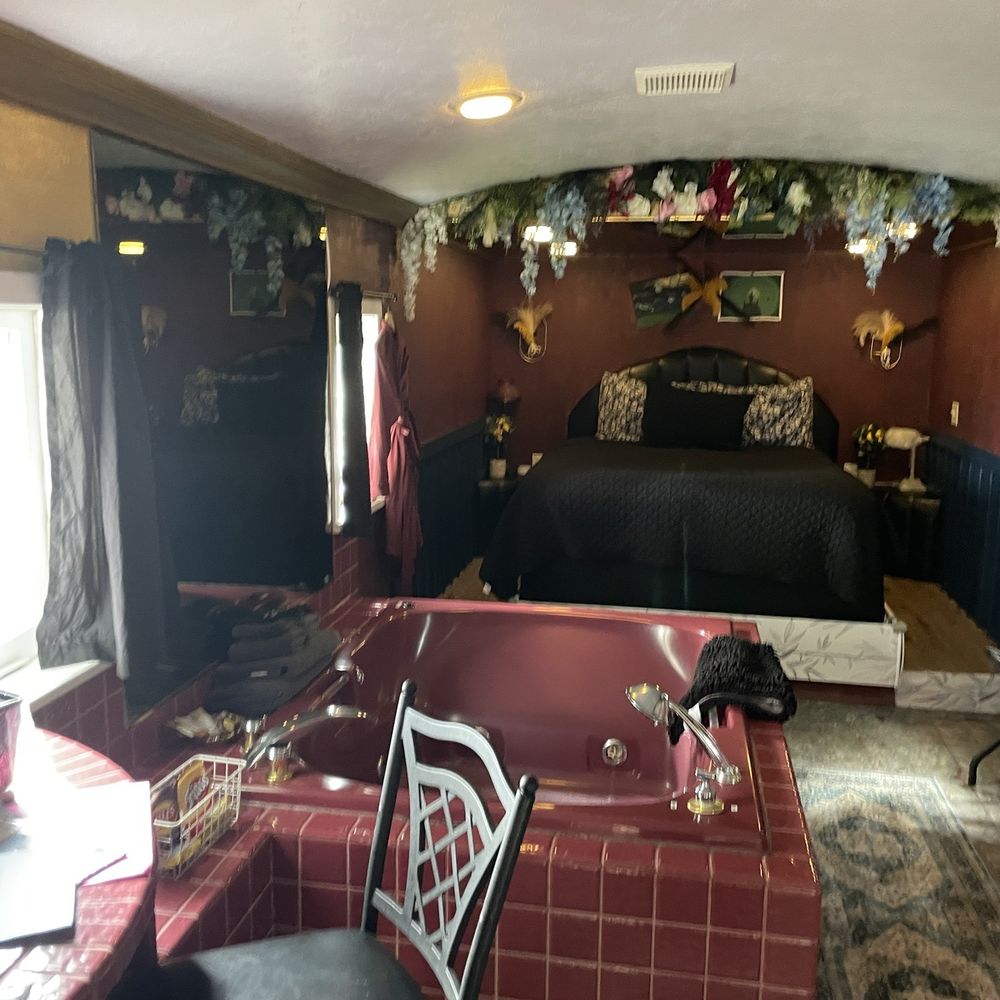 Featherbed Railroad - Huge jacuzzi tub - Bed & Breakfast Near Me - Upper Lake, California Featherbed Railroad - Huge jacuzzi tub - Bed & Breakfast Near Me - Upper Lake, California