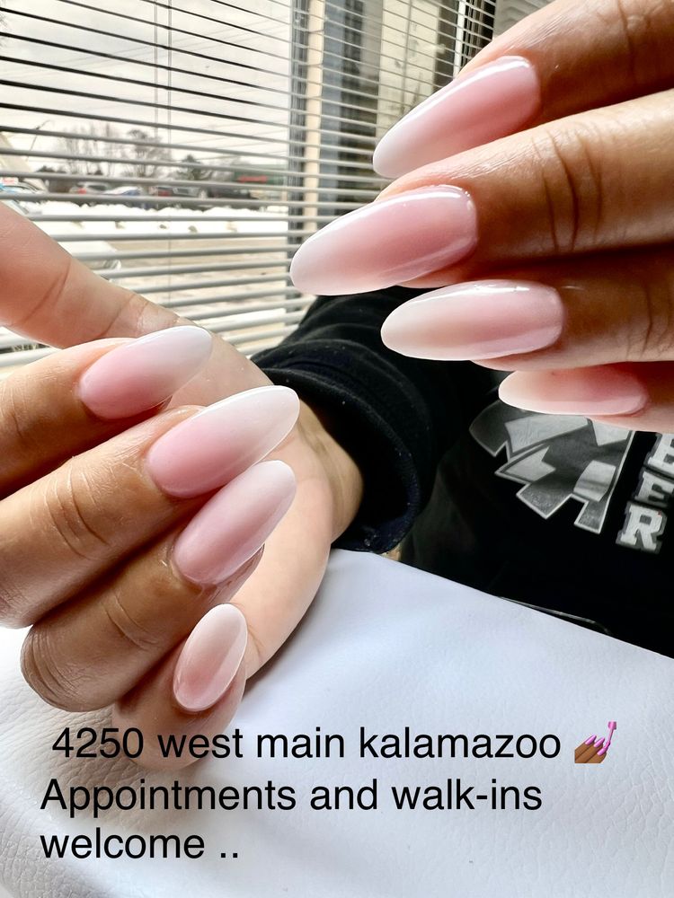 Dominicanmamy Nail Bar Logo