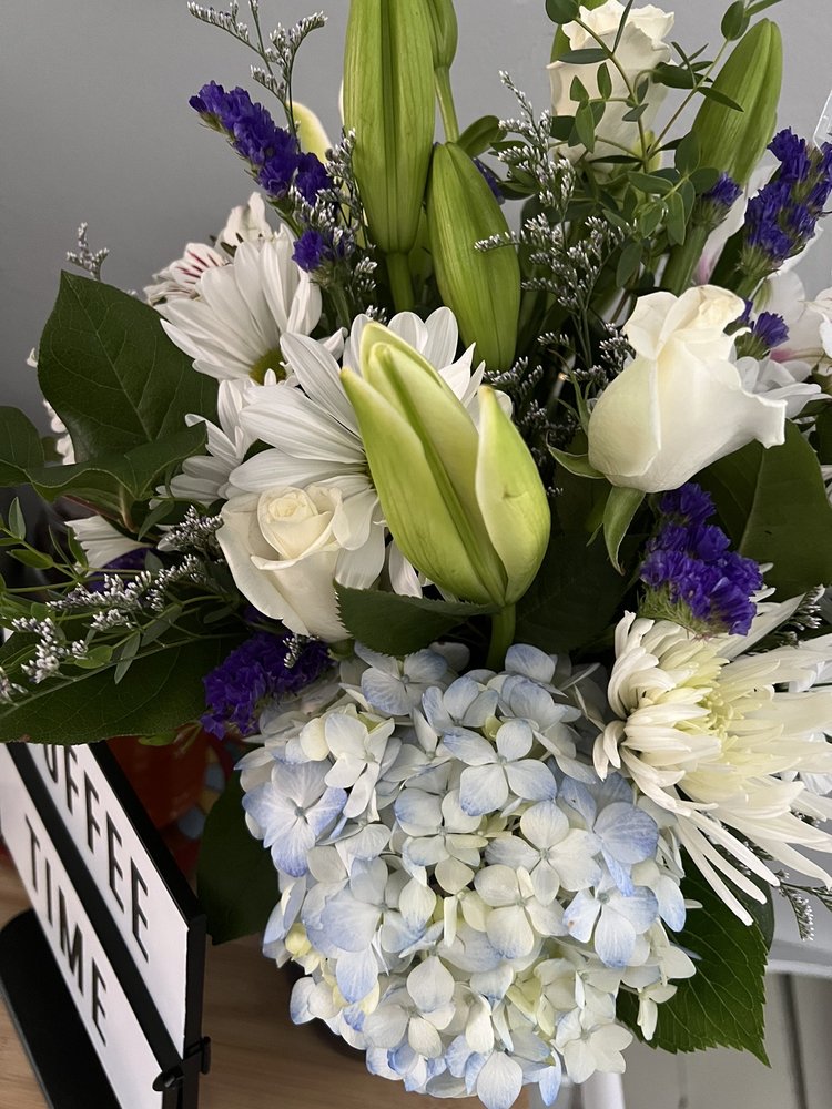 DE PERE GREENHOUSE & FLORAL Updated August 2024 21 Photos 1190