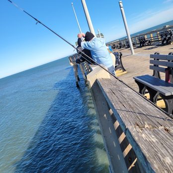 Jennette's Pier - They were pulling in a huge skate - Aquariums Near Me - Nags Head, North Carolina