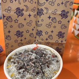Acai base chia pudding cacao nibs