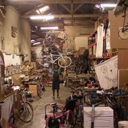 Vélorution - L'un des plus grands d'Europe, l'une des plus importantes recyclerie en France et le plus bel atelier-vélo de Toulouse