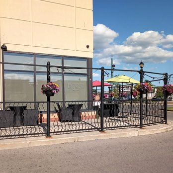 Symposium Cafe Restaurant - front patio - Breakfast & Brunch Near Me - Woodbridge, Ontario