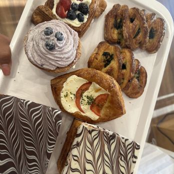 Amor Cafe & Pastry - Bakeries Near Me - Centreville, Virginia