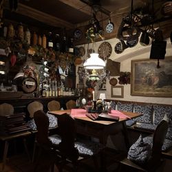Altfränkische Weinstube - Interior table.