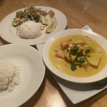 Le Basil - Yellow curry with tofu, lo mein with tofu lunch specials - Thai Near Me - Palm Desert, California Le Basil - Yellow curry with tofu, lo mein with tofu lunch specials - Thai Near Me - Palm Desert, California