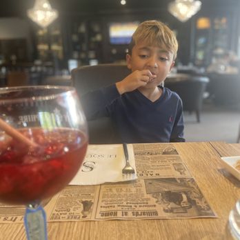 Le Square - GIN AND TONICE WITH ROUGE FRUITS - Restaurants Near Me - Vandoeuvre les Nancy, 54 Le Square - GIN AND TONICE WITH ROUGE FRUITS - Restaurants Near Me - Vandoeuvre les Nancy, 54