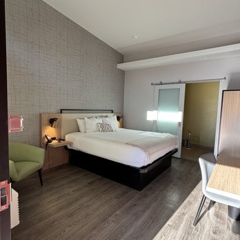 The Evergreen - Entrance view of room. - Hotels Near Me - Corte Madera, California The Evergreen - Entrance view of room. - Hotels Near Me - Corte Madera, California