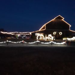 Santa Margarita Ranch - Santa , hot chocolate and wine in the barn