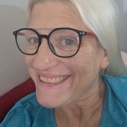 Psychic Medium Mikki