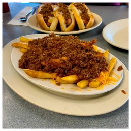 Chili Cheese Fríes and Chili Dogs