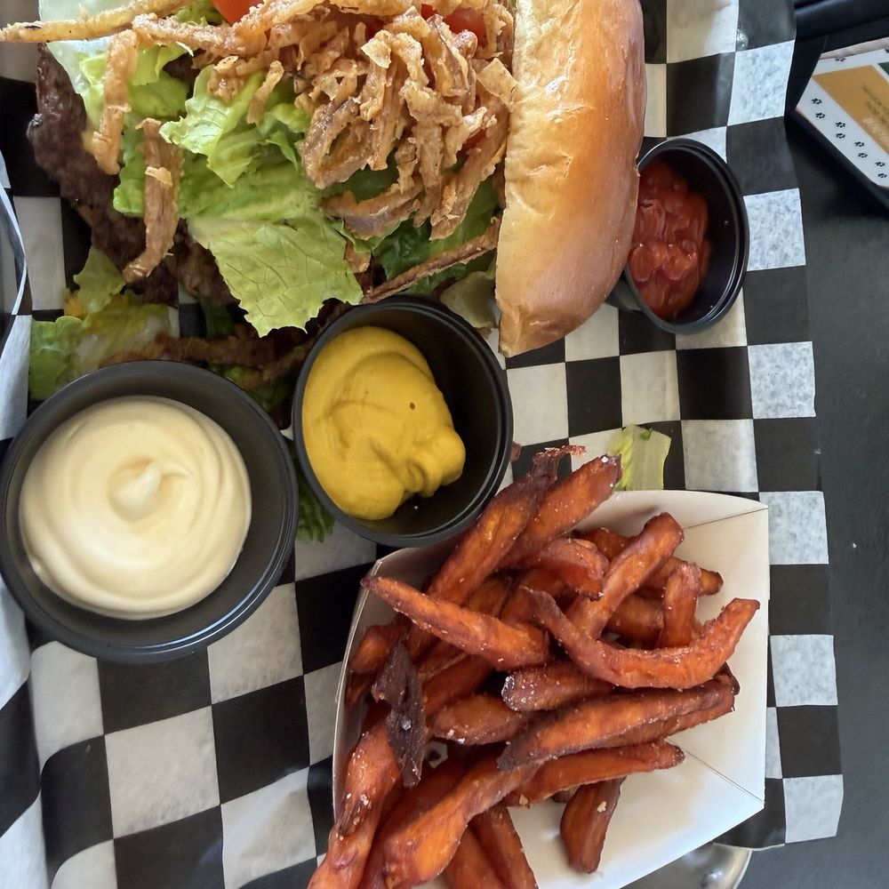The Yardery - Yardery Burger (minus bacon and special sauce) - Bars Near Me - Mount Dora, Florida The Yardery - Yardery Burger (minus bacon and special sauce) - Bars Near Me - Mount Dora, Florida