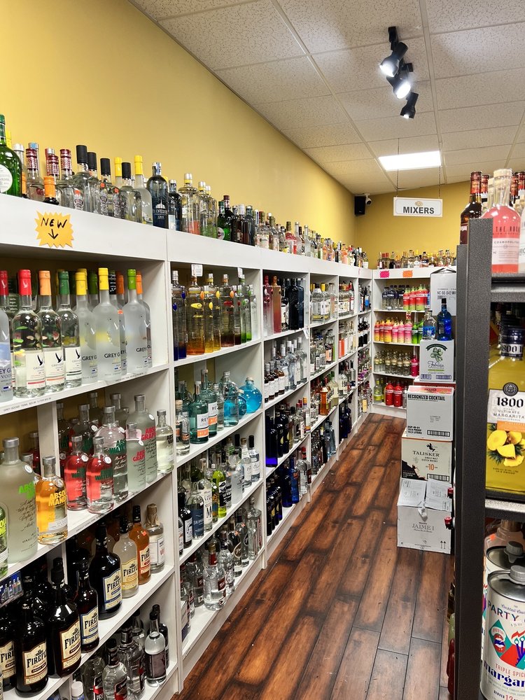 LIQUOR AT THE LAKE Updated May 2024 56 Photos 4034 Charlotte Hwy