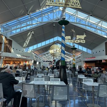 Mo's Seafood & Chowder - Food Court Dining Area - Seafood Near Me - Portland, Oregon