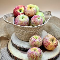 Mariposa Market - Freshly Harvested Gravenstein Apples