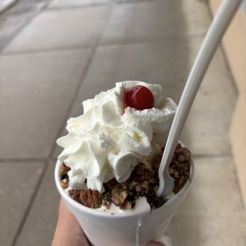 The Dipper - Turtle Sundae - Ice Cream & Frozen Yogurt Near Me - Cincinnati, Ohio