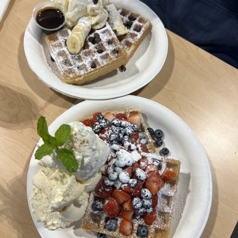 Waffle and Berry - Banana Chocolate Chip and Berries and Cream - Waffles Near Me - Honolulu, Hawaii
